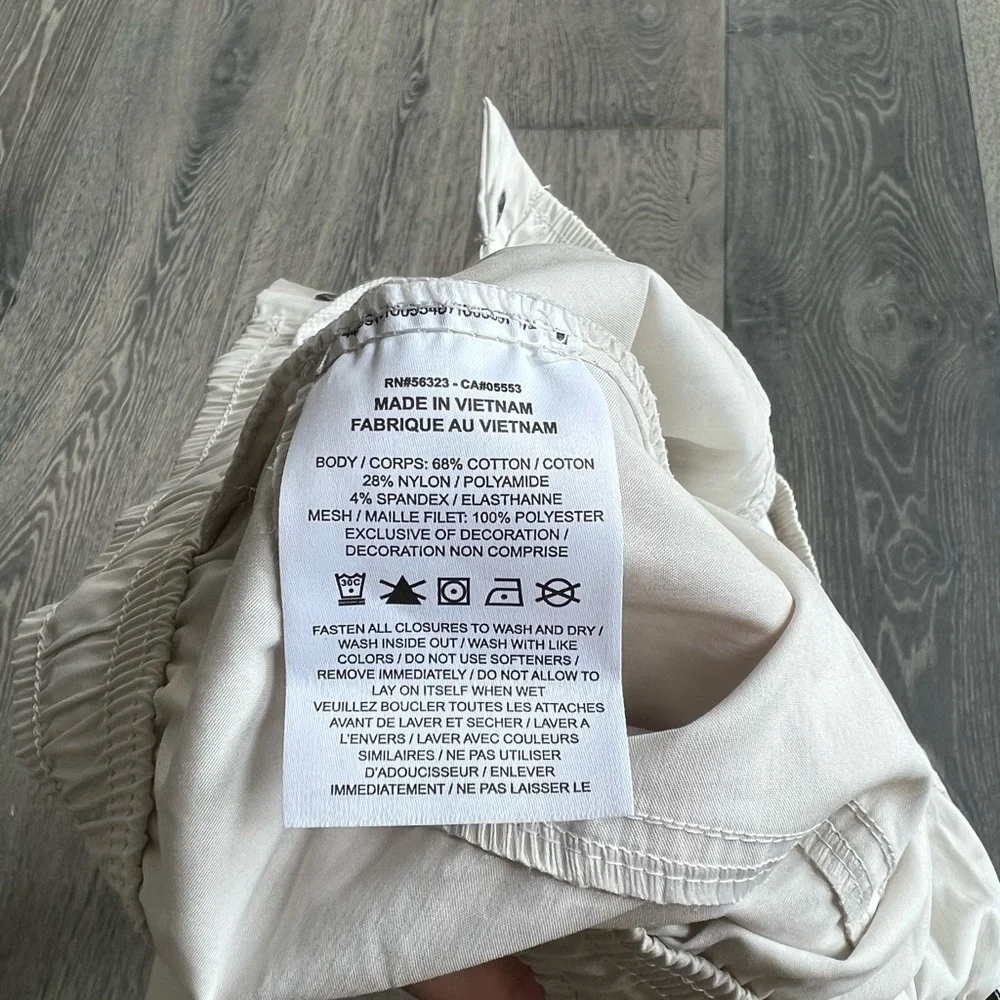 Nike Knee-Length Cargo Shorts in Bone Size Medium